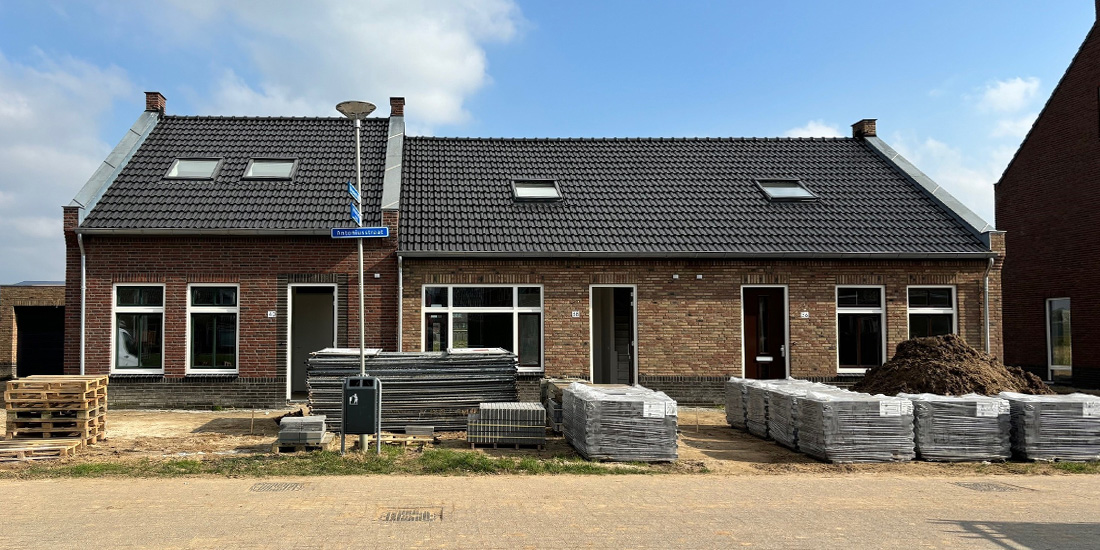 Antoniusstraat - In Ven-Zelderheide zijn vandaag drie nieuwe woningen opgeleverd