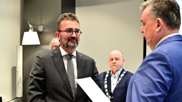 Gouverneur Emile Roemer beëdigde Michael Rauner als de nieuwe burgemeester van Bergen