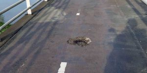 Fietspad Maasbrug in slechte staat
