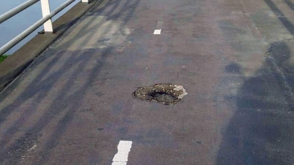 Fietspad Maasbrug in slechte staat