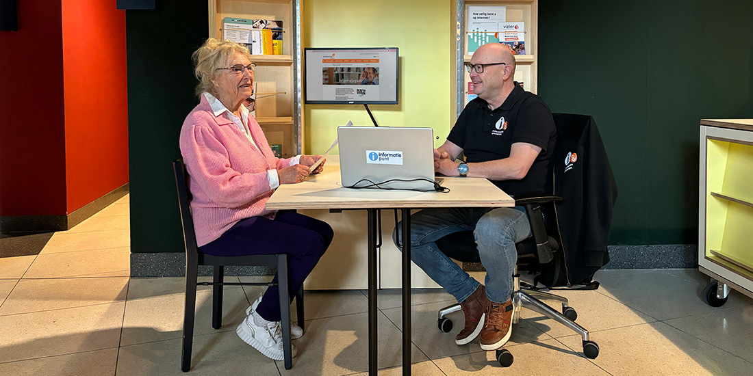 Informatiepunt IP-er Anton in actie in Bibliotheek Cuijk kopie