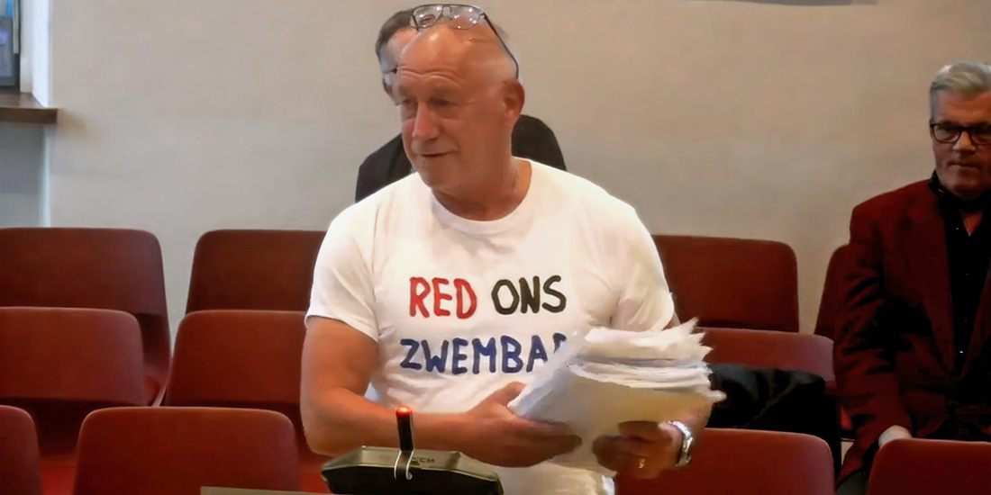 Willem Elders, de voorzitter van zwemvereniging Vivalo en drijvende kracht achter dit initiatief, was inspreker tijdens deze avond. Hij overhandigde de knutselwerken aan de politieke partijen