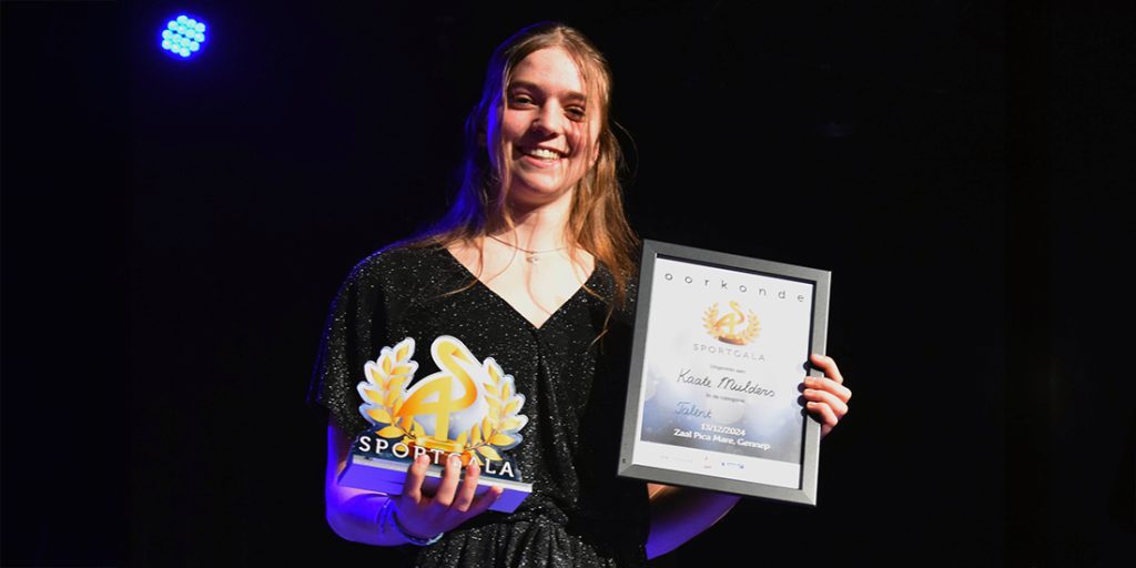 Kaate Mulders ontvangt de talentenprijs tijdens het Sportgala van Gennep.