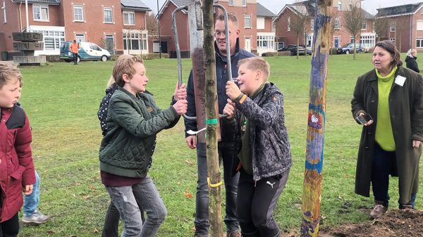 Kinderen van Basisschool De Ratel planten bomen in Pagepark