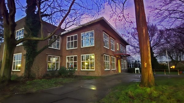 Sober schoolgebouw van de Maria Goretti aan de Picardie in Gennep