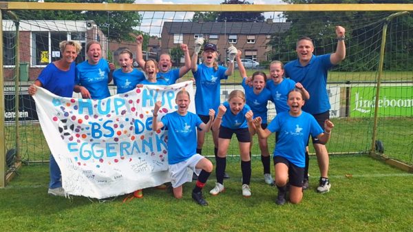 De meiden van groep 7-8 van BS De Heggerank Heijen