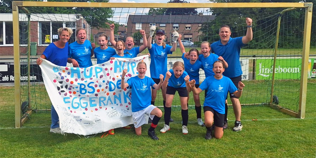 De meiden van groep 7-8 van BS De Heggerank Heijen