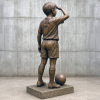 Toekomstbestendig - Een monument voor al die verdwenen verenigingen. Een beeld van een kind in voetbaltenue, turend naar de ’toekomst’