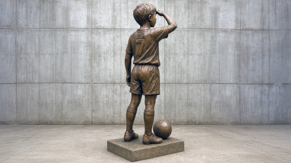 Toekomstbestendig - Een monument voor al die verdwenen verenigingen. Een beeld van een kind in voetbaltenue, turend naar de ’toekomst’