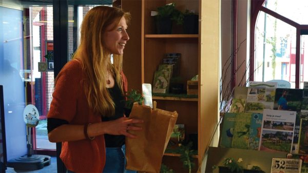 ruilmiddag Wethouder-Frank-Pubben-heeft-vandaag-met-het-overhandigen-van-het-eerste-plantje-de-plantenbieb-geopend-bij-de-bibliotheek-in-Gennep