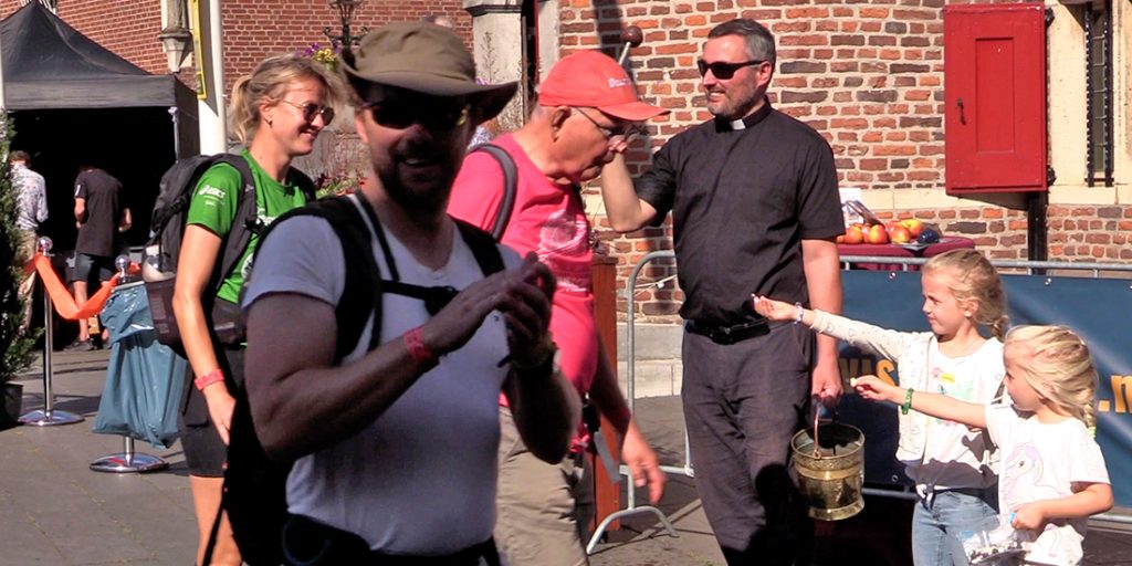 Kapelaan Slaven Nijmeegse Vierdaagse door het hart van Gennep 2025 doortocht