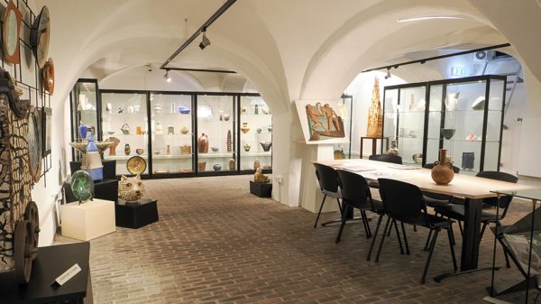 Vernieuwde keramiekcollectie Petershuis Pot d'Or in heringerichte gewelvenkelder Petershuis