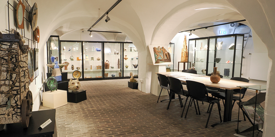 Vernieuwde keramiekcollectie Petershuis Pot d'Or in heringerichte gewelvenkelder Petershuis