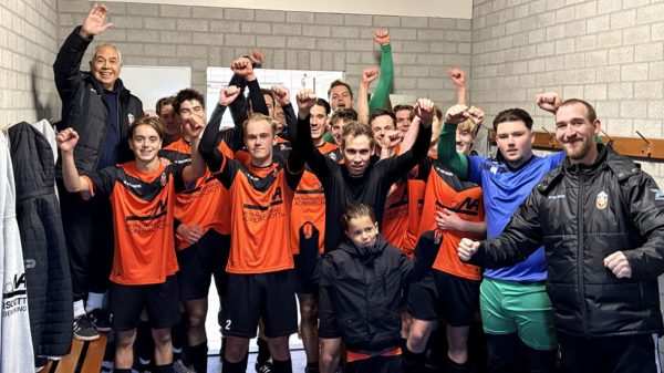 Jeugdig Vitesse pakt drie punten