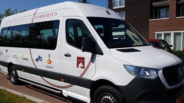 Rolstoelbus Vrienden van Norbertus Kienmiddag voor de rolstoelbus