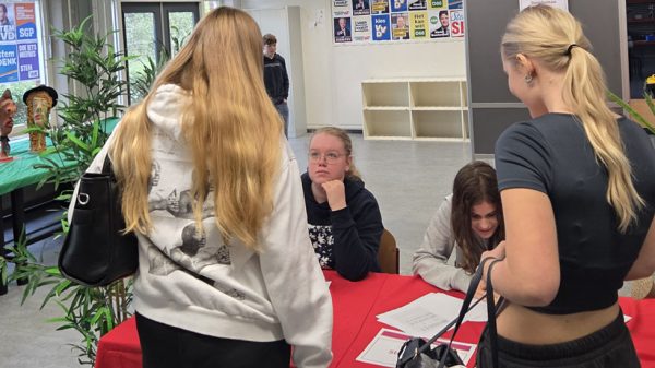 Scholierenverkiezingen Stevensbeek stemlokaal