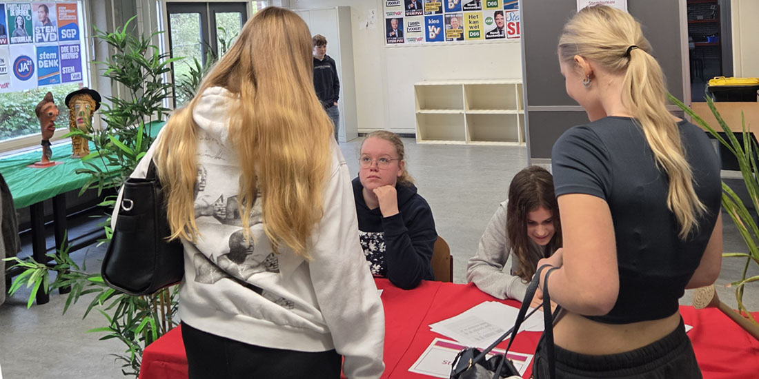 Scholierenverkiezingen Stevensbeek stemlokaal