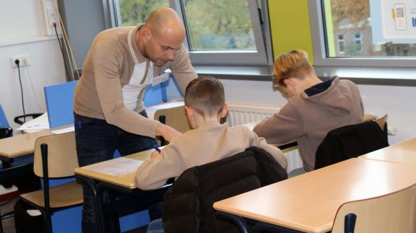 Lesdagen Elzendaal Gennep_twee leerlingen geholpen bij wiskunde