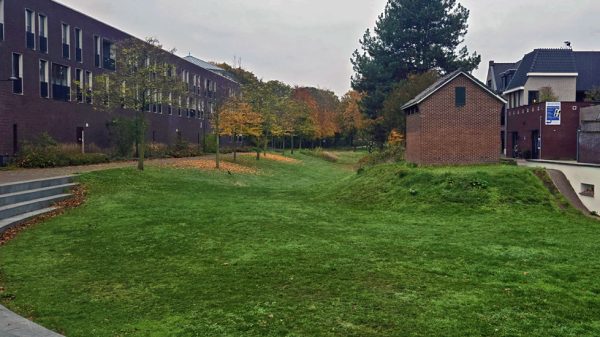 Parkeerplaatsen Groene Gracht onnodig
