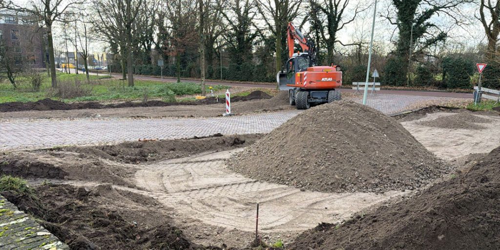 De Groene Gracht bij De Poel is nu aan twee kanten afgegraven voor de nieuwe parkeerplaatsen.