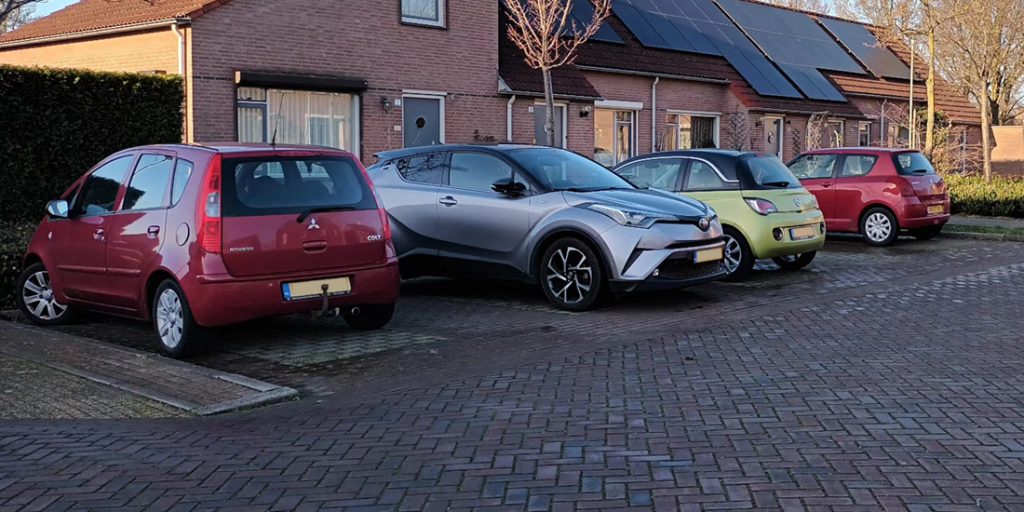 De grijze en rode auto staan op de nieuwe laadplekken