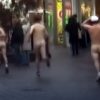 Naakte stunt - grens over, broek uit