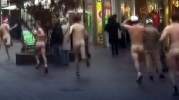 Naakte stunt - grens over, broek uit