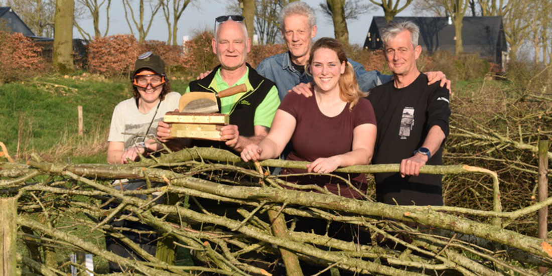 Het team van IVN Maas en Niers uit Gennep heeft de vlechtwedstrijd van het 20e Nederlands Kampioenschap Maasheggenvlechten gewonnen
